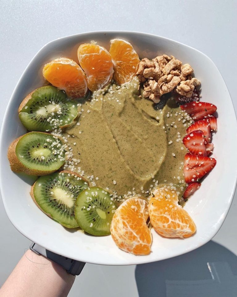 TROPICAL GREEN SMOOTHIE BOWL
Been obsessed with frozen mango + pineapple recentl…