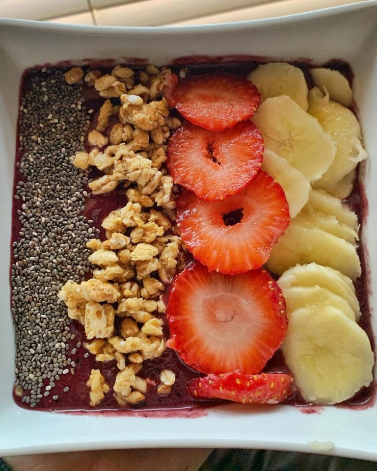 A cold smoothie bowl to help wake me up on sleepy mornings! Never used to be a h…