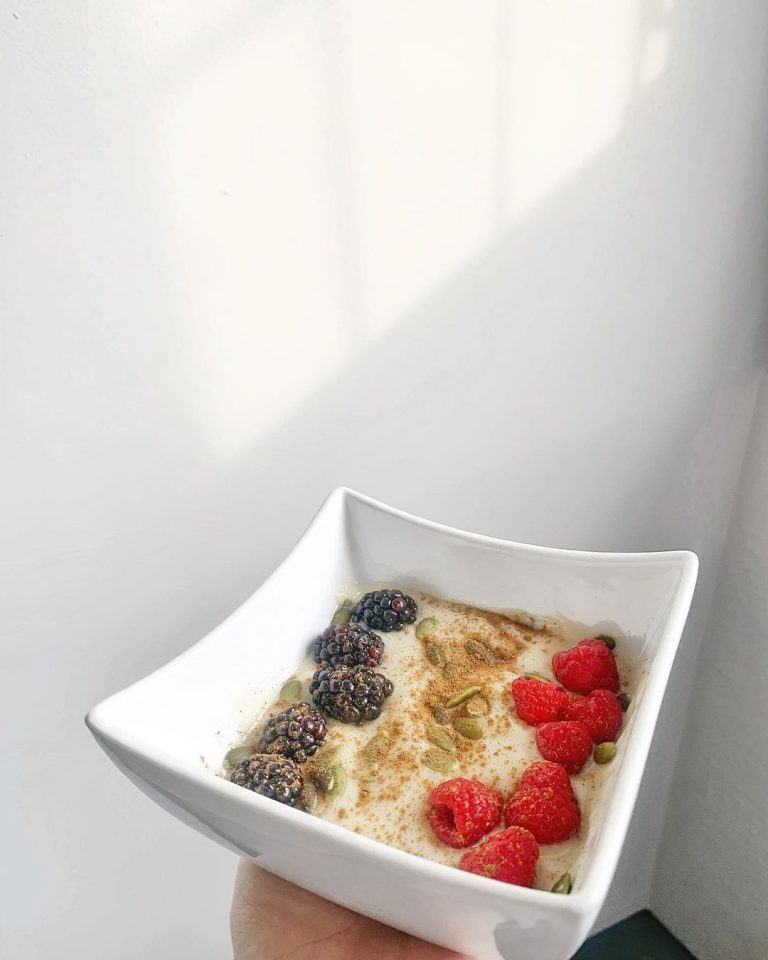 A little oat milk yogurt bowl pick me up this afternoon 

Using  vanilla yogurt!…