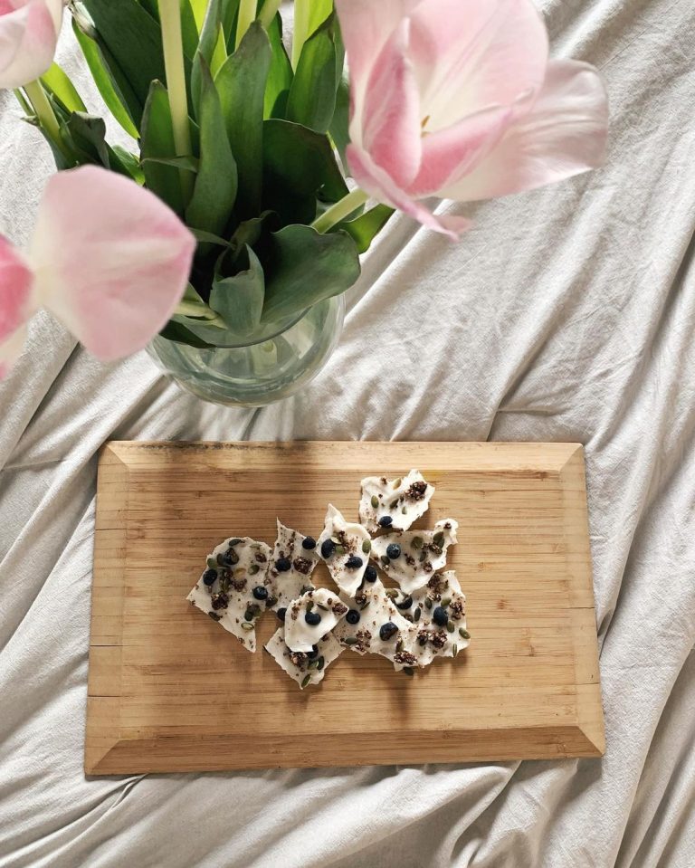 GRANOLA YOGURT BARK
Been loving alllll the spring vibes lately and these are def…