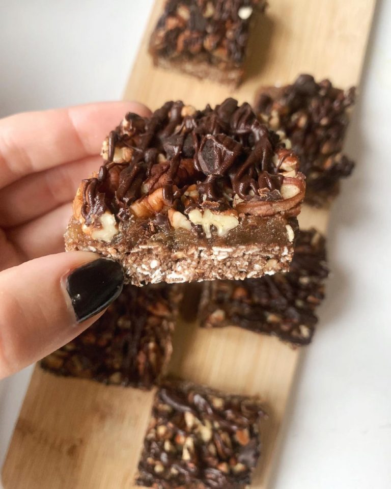 NO BAKE TURTLE BARS

I can’t get over these no bake turtle bars. The combination…