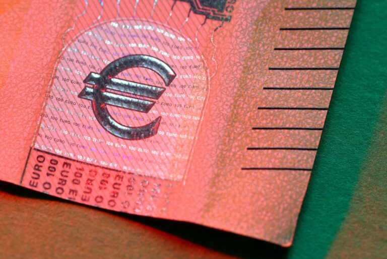 Euro Faces Steepest Quarterly Decline Since 2024 as Energy Shocks Bite